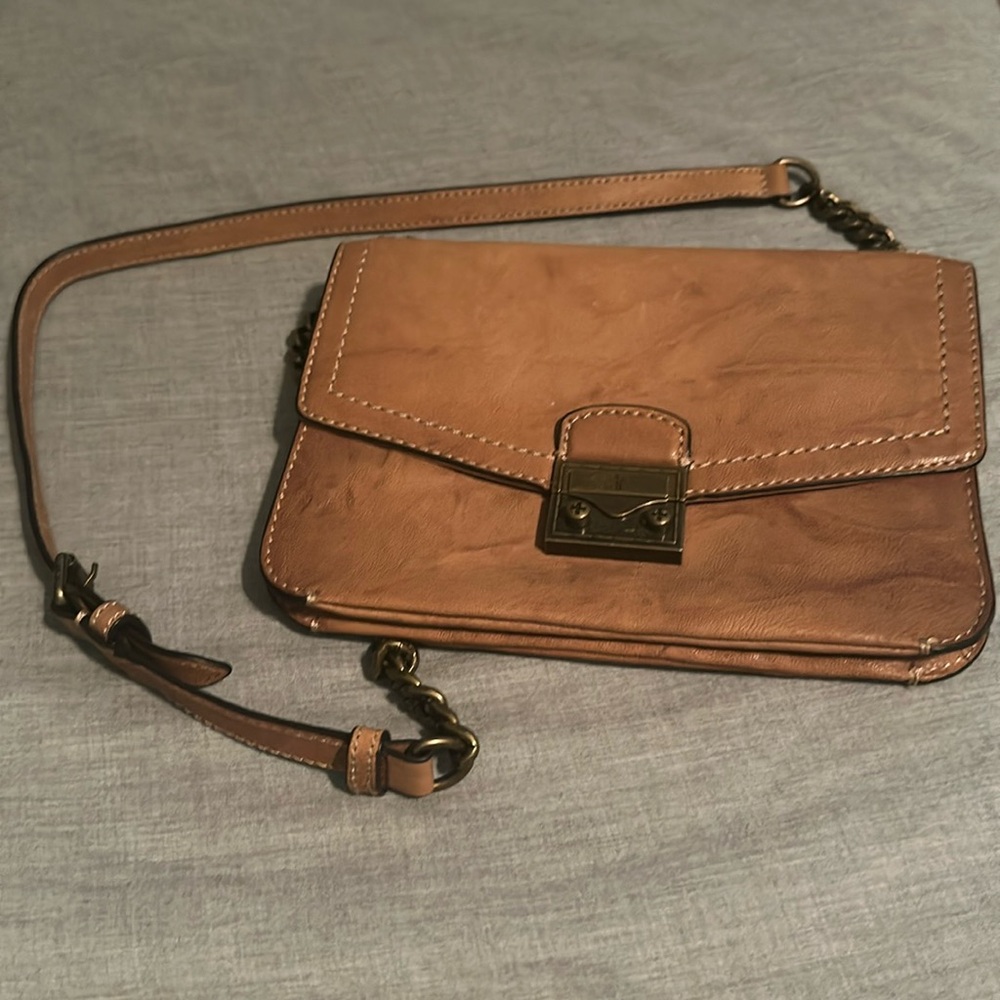 Frye shoulder bag in great condition. Super cute worn 2 different ways!
